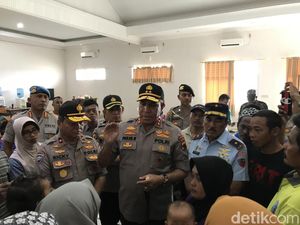 Hari Pertama Menjabat, Kapolda Papua Beri Bantuan ke Pengungsi Wamena