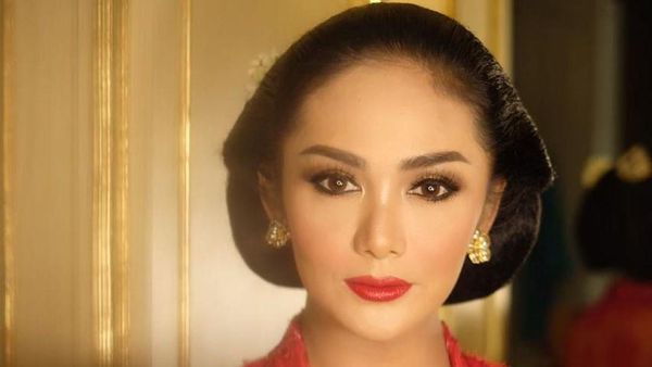 Penampilan Krisdayanti Merah Merona Jelang Dilantik Anggota DPR
