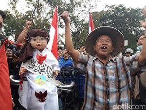Saat Kakek Bawa Boneka Habib Bahar Ikut Kerumunan Demo Mahasiswa