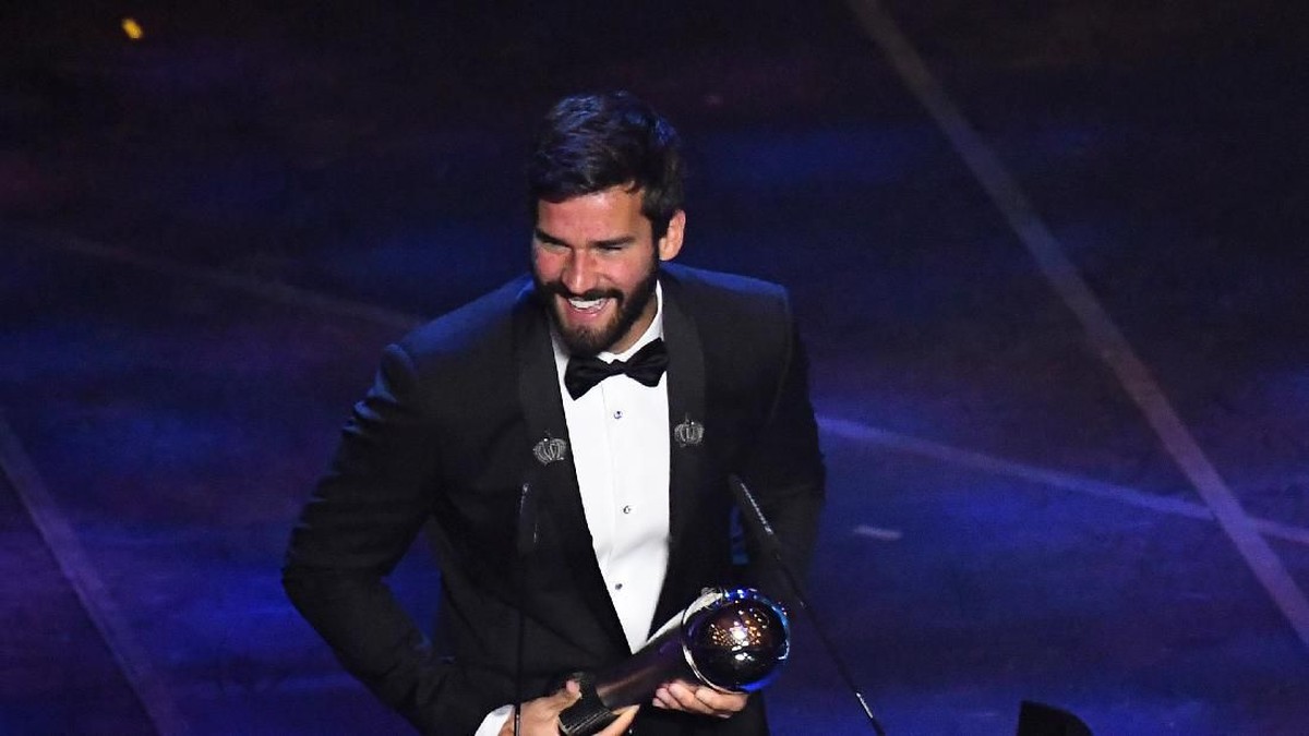 Alisson Becker berpeluang comeback saat Liverpool menghadapi MU 20 Oktober (REUTERS/Flavio Lo Scalzo)
