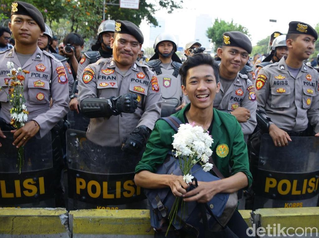 Potret Akrab Polisi dan Pendemo Mahasiswa Asli Bukan Perusuh Potret Akrab Polisi dan Pendemo Mahasiswa Asli Bukan Perusuh