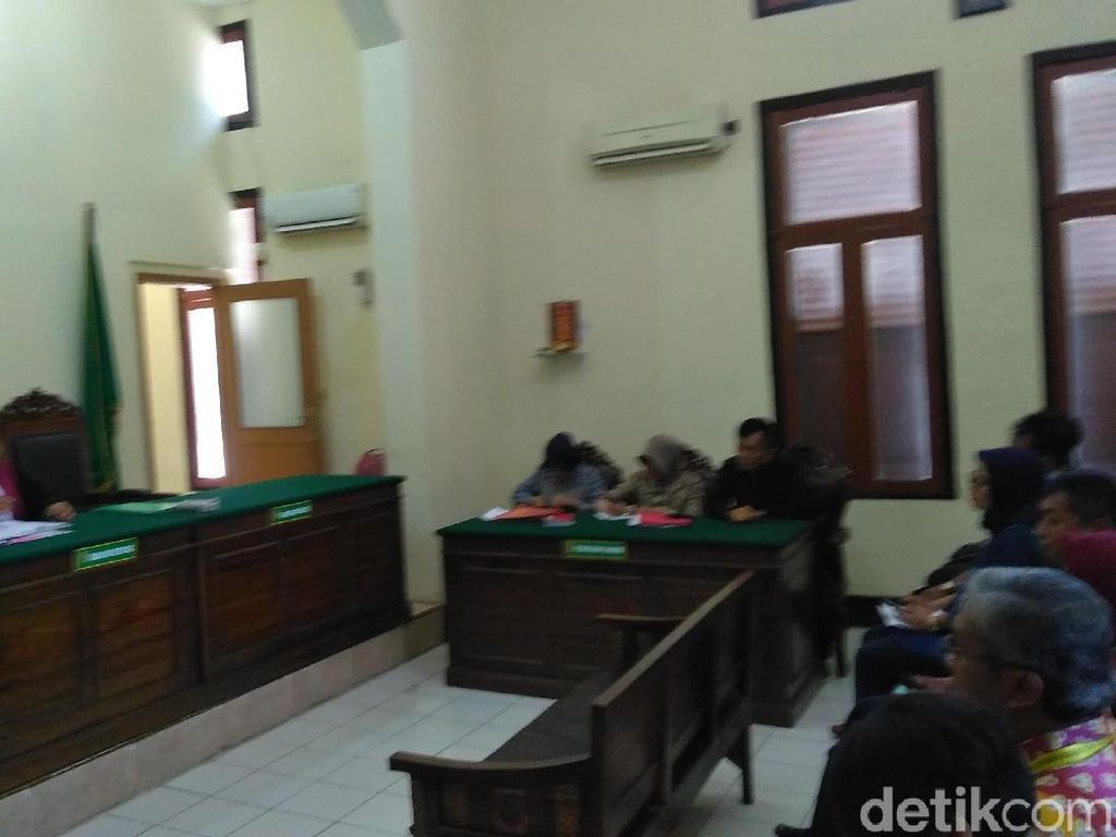 Staf Kecamatan di Surabaya Tersangka Rasisme, Istri Ajukan Praperadilan