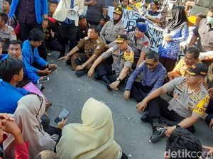Kapolda Tudang Sipulung dengan Mahasiswa Pendemo di DPRD Sulsel