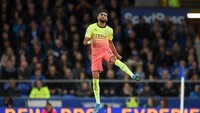Riyad Mahrez menjadi kunci permainan Manchester City saat mengatasi perlawanan sengit Everton 3-1 pekan ini. Ia mencetak satu gol lewat tendangan bebas dan mencatatkan rataan umpan sukses 91,4 persen selama 90 menit.(Foto: Michael Regan/Getty Images)