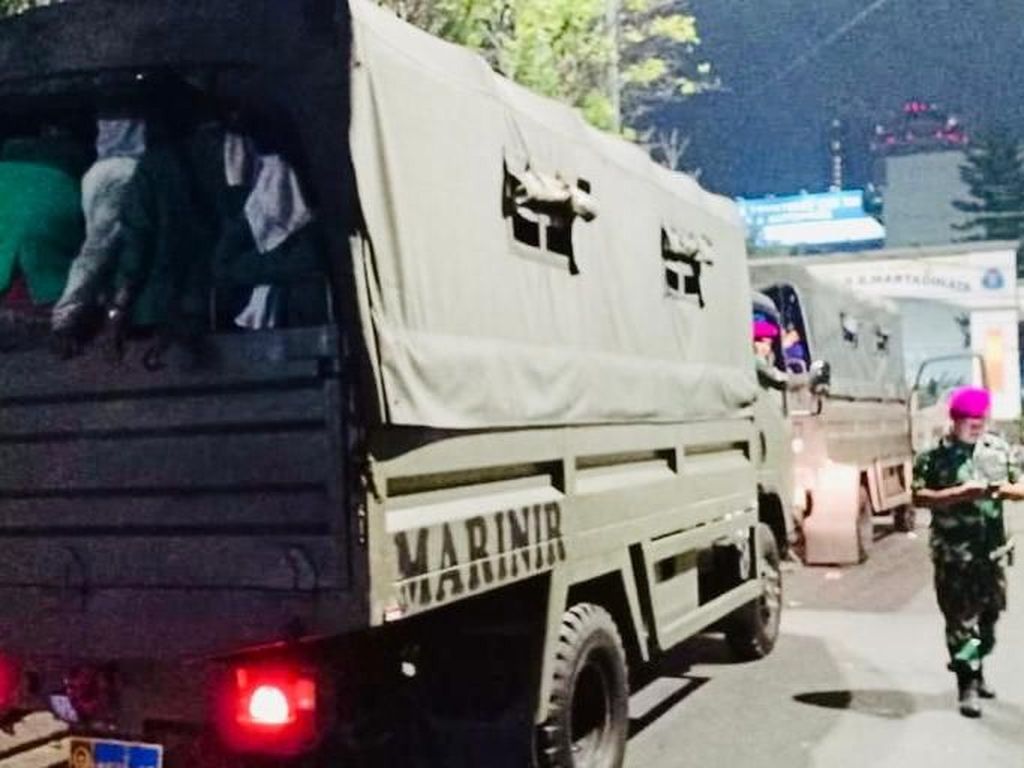 8 Truk Marinir Evakuasi Ratusan Mahasiswa Terjebak Rusuh di DPR Semalam 8 Truk Marinir Evakuasi Ratusan Mahasiswa Terjebak Rusuh di DPR Semalam
