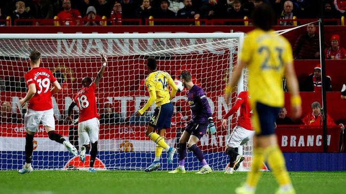 Manchester United vs Arsenal Manchester United dan Arsenal bernain imbang 1-1 dalam lanjutan Liga Inggris di Old Trafford. Laga ini dikritik karena dinilai kurang greget.