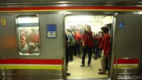 Potret Tertibnya Mahasiswa Pulang Demo dengan KRL