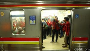 Potret Tertibnya Mahasiswa Pulang Demo dengan KRL