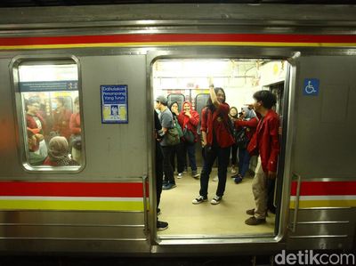 Potret Tertibnya Mahasiswa Pulang Demo dengan KRL
