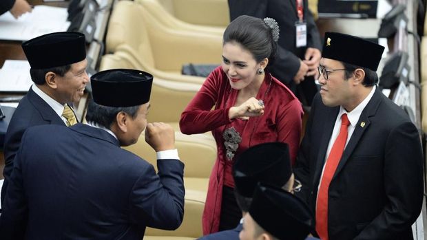 Galfot Pelantikan Anggota DPR Anggota Dewan Perwakilan Rakyat (DPR) periode 2019-2024 Rieke Diah Pitaloka (kedua kanan) berbincang dengan sejawatnya usai pelantikan di Ruang Rapat Paripurna, Kompleks Parlemen, Senayan, Jakarta, Selasa (1/10/2019). Sebanyak 575 anggota DPR terpilih dan 136 orang anggota DPD terpilih diambil sumpahnya pada pelantikan tersebut. ANTARA FOTO/M Risyal Hidayat/pd.