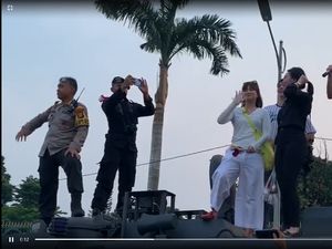 Saat Aparat Pengamanan di DPR Santai Sejenak Dihibur Artis Ibu Kota