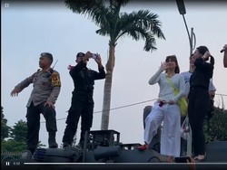 Saat Aparat Pengamanan di DPR Santai Sejenak Dihibur Artis Ibu Kota