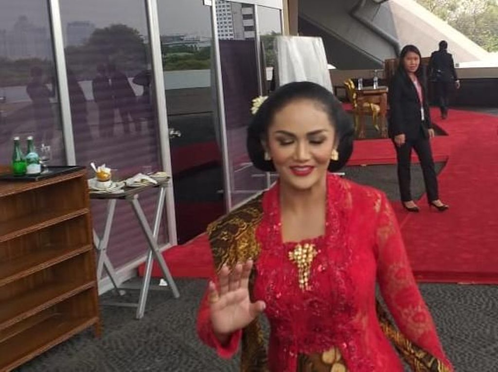 DPR RI Terus Didemo, Krisdayanti: Ya Harus Kita Terima DPR RI Terus Didemo, Krisdayanti: Ya Harus Kita Terima