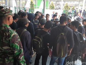 Emak-emak Heboh Minta Foto Bareng Mahasiswa yang Akan Demo