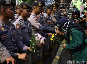 Salam Damai Bunga dari Mahasiswa untuk Polisi -TNI di DPR Salam Damai Bunga dari Mahasiswa untuk Polisi -TNI di DPR