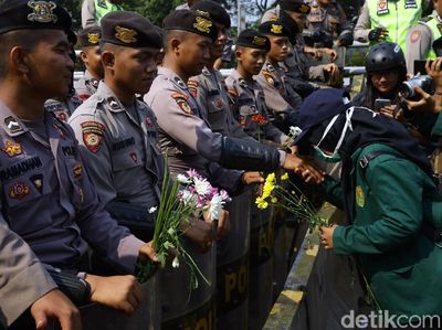 Salam Damai Bunga dari Mahasiswa untuk Polisi -TNI di DPR