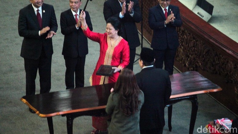 Puan, Harapan, dan Paradoks Kesetaraan Gender dalam Politik Puan, Harapan, dan Paradoks Kesetaraan Gender dalam Politik