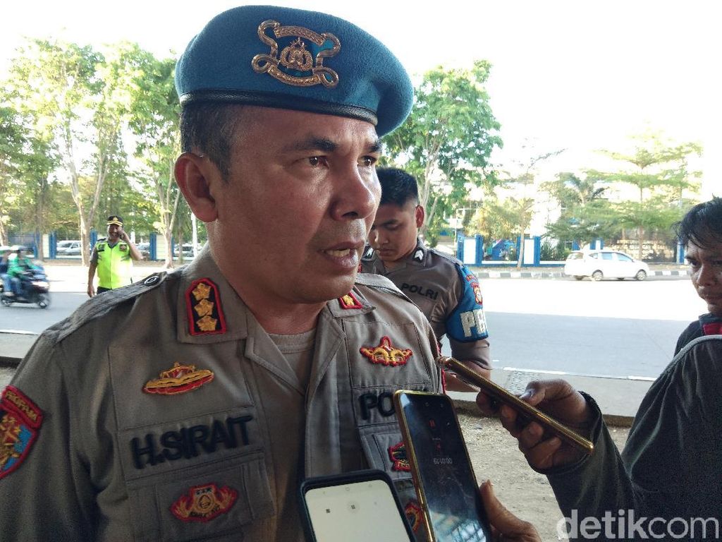 Polisi yang Masuk Masjid Bersepatu Mengaku Spontan karena Dilempari Batu Polisi yang Masuk Masjid Bersepatu Mengaku Spontan karena Dilempari Batu