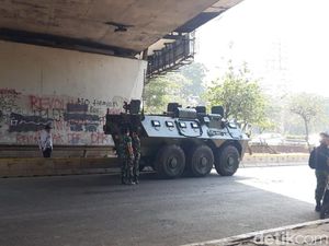 Jelang Pelantikan DPR dan Demo Mahasiswa, Panser TNI Siaga di Gatsu