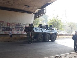 Jelang Pelantikan DPR dan Demo Mahasiswa, Panser TNI Siaga di Gatsu