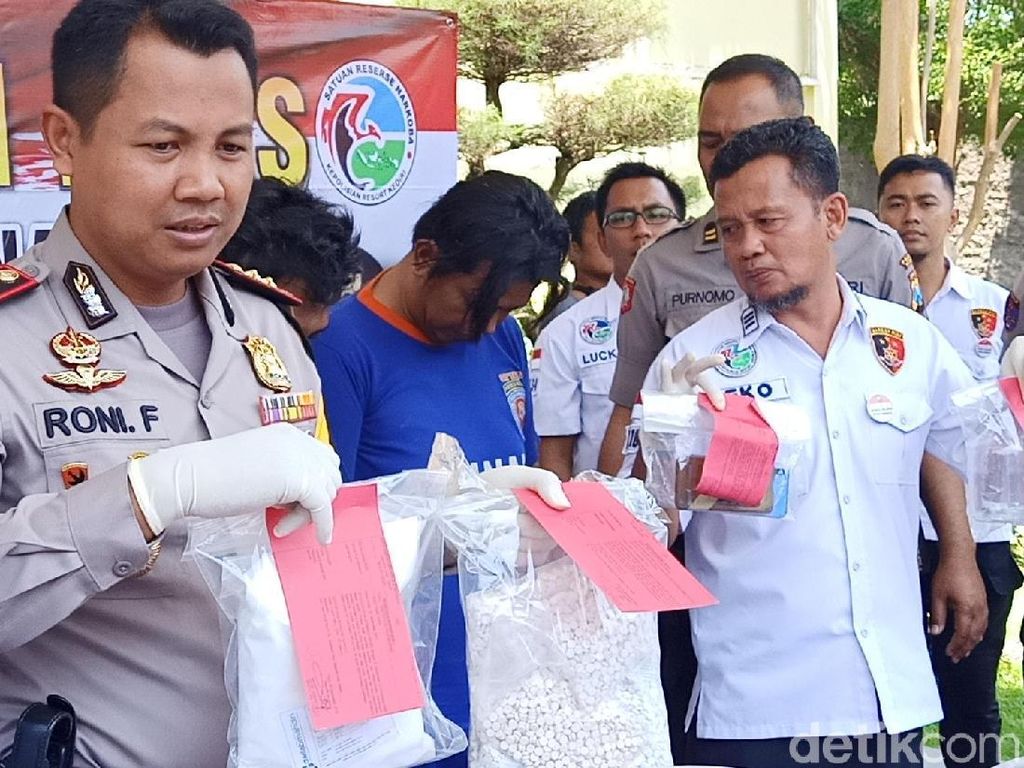 Home Industry Pil Koplo di Kediri Dibongkar, 67 Ribu Butir Disita Home Industry Pil Koplo di Kediri Dibongkar, 67 Ribu Butir Disita