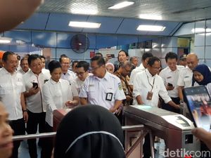 Rini Jajal Naik KRL Pakai LinkAja