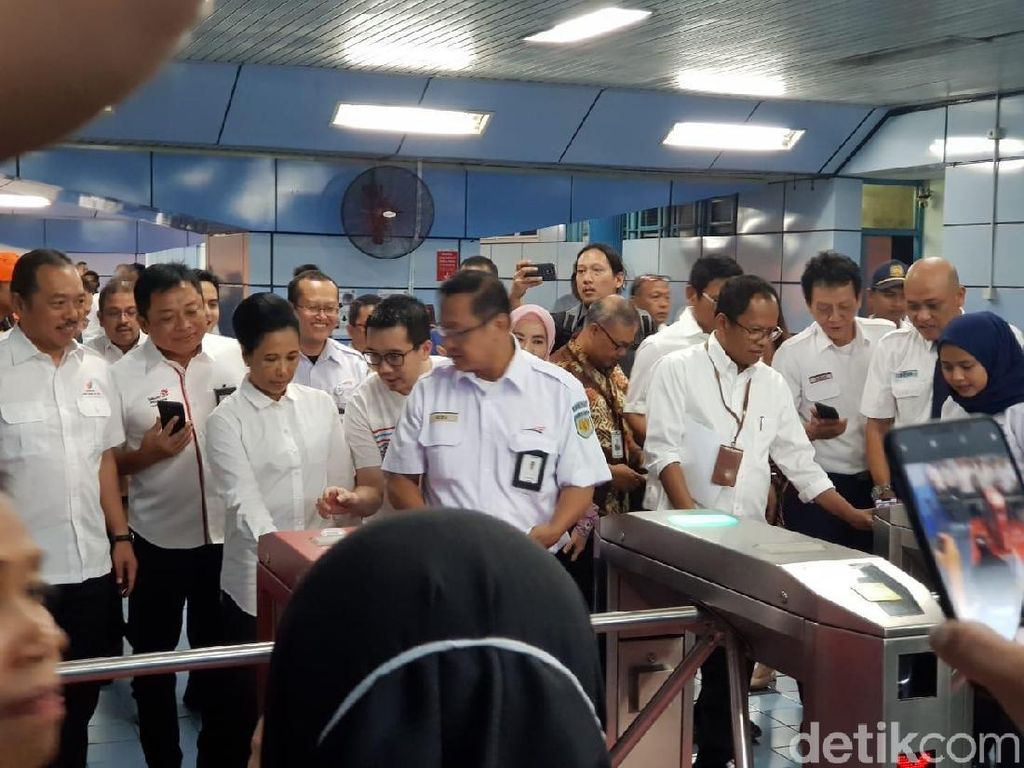 Rini Jajal Naik KRL Pakai LinkAja Rini Jajal Naik KRL Pakai LinkAja