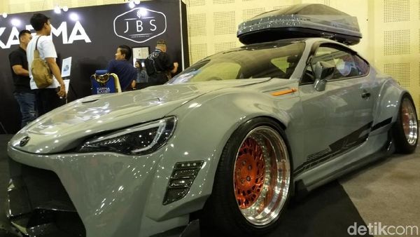 Ternyata Keren juga Mobil Sport Usung Roof Box