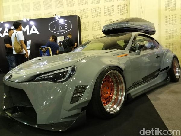 Ternyata Keren juga Mobil Sport Usung Roof Box