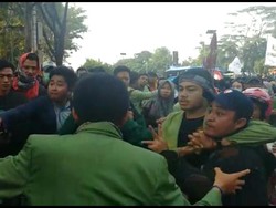 Pria di Tengah Massa Aksi Diteriaki Copet Gegara Pegang HP Orang Lain