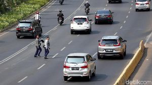 Duh Nekat, Warga Menyeberang Sembarangan di Jalan Sudirman