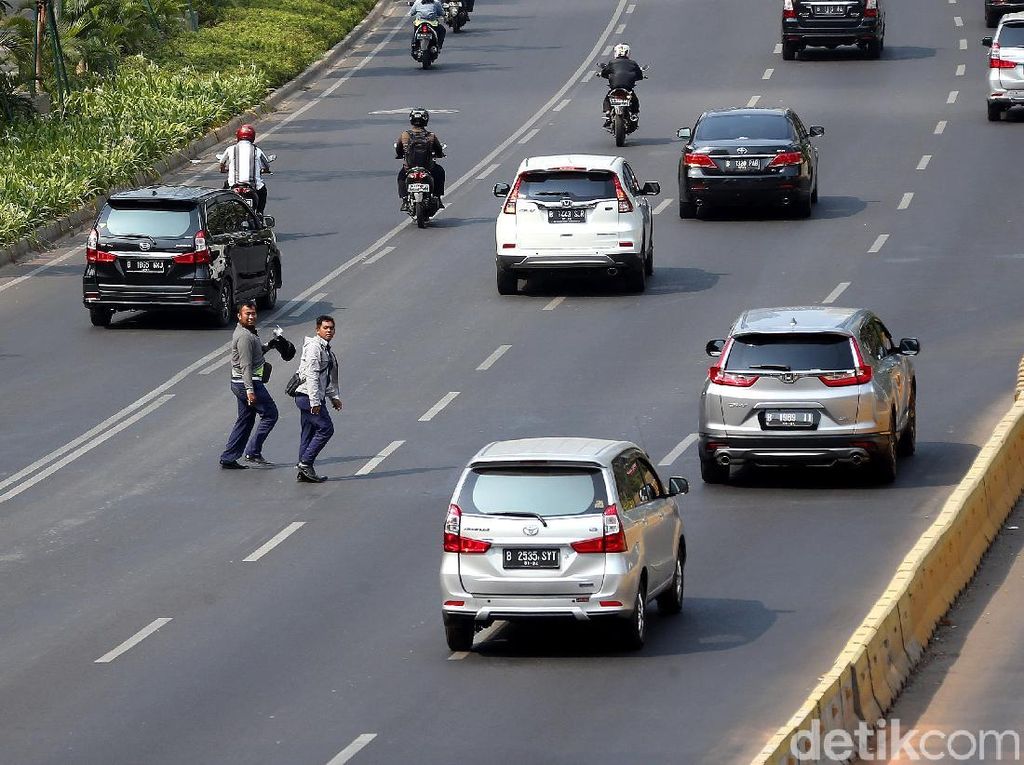 Duh Nekat, Warga Menyeberang Sembarangan di Jalan Sudirman Duh Nekat, Warga Menyeberang Sembarangan di Jalan Sudirman