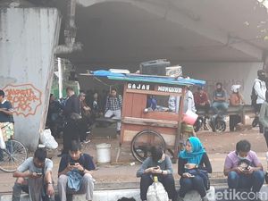Jagoan! Penjual Mi Ayam Nggak Takut Demo, Tapi Takut Satpol PP Jagoan! Penjual Mi Ayam Nggak Takut Demo, Tapi Takut Satpol PP