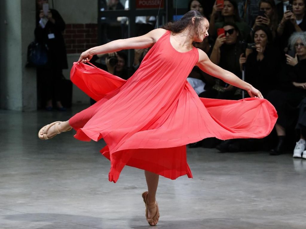Fashion Show Unik di Paris, Model Pakai Baju yang Turun dari Langit-langit Fashion Show Unik di Paris, Model Pakai Baju yang Turun dari Langit-langit