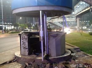 Pospol Depan Atma Jaya Dirusak Massa, Ada Tulisan Polisi Pembunuh Pospol Depan Atma Jaya Dirusak Massa, Ada Tulisan Polisi Pembunuh
