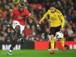 MU menciptakan peluang di menit ke-42. Pogba merebut bola di tengah dan melepaskan umpan terobosan ke Rashford. Sudah menghadapi kiper, penyerang MU itu malah kehilangan keseimbangan dan terjatuh sementara tendangannya lemah saja dan mudah diamankan. Istimewa/Michael Regan/Getty Images.