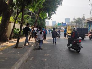 Massa Mahasiswa dan Pelajar Bergerak dari JCC ke Depan DPR