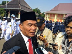 Mendikbud: Perusuh Bercelana Abu-abu Bukan Siswa, Baju Dibuka Ada Tatonya