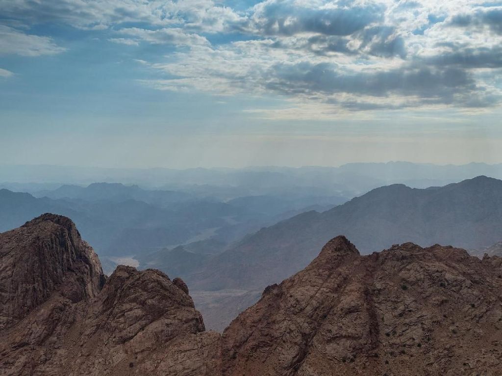 Arab Saudi Gali dan Tembus Gunung Bikin Kota Futuristik Bawah Tanah