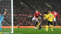 Dari serangan balik, MU mencetak gol! Daniel James menusuk lewat kanan lalu mengirim umpan silang yang terlalu deras untuk Rashford yang langsung menyelamatkan bola sebelum keluar dan mengoper ke Scott McTominay di depan kotak penalti. Tendangan keras McTominay meluncur ke pojok kiri atas gawang, sementara Leno terpaku di tempat. MU pun memimpin 1-0.  Istimewa/Michael Regan/Getty Images.