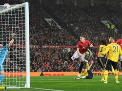 Dari serangan balik, MU mencetak gol! Daniel James menusuk lewat kanan lalu mengirim umpan silang yang terlalu deras untuk Rashford yang langsung menyelamatkan bola sebelum keluar dan mengoper ke Scott McTominay di depan kotak penalti. Tendangan keras McTominay meluncur ke pojok kiri atas gawang, sementara Leno terpaku di tempat. MU pun memimpin 1-0.  Istimewa/Michael Regan/Getty Images.