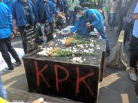 Massa di dewan perwakilan rakyat Bawa 'Kuburan', Protes UU KPK Baru-Tewasnya Mahasiswa Kendari