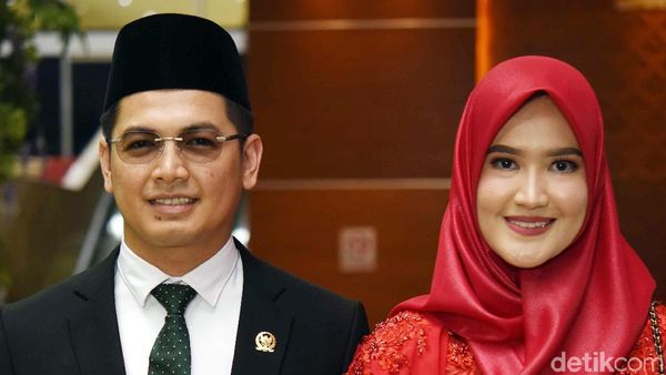 Resmi Jadi Anggota DPR, Ini Wajah Bahagia Tommy Kurniawan dan Istri