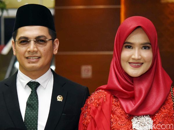 Resmi Jadi Anggota DPR, Ini Wajah Bahagia Tommy Kurniawan dan Istri