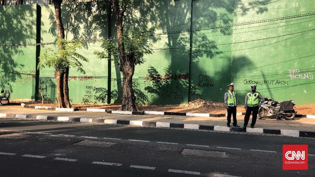 Aparat kepolisian sudah bersiaga di belakang gedung DPR.