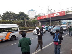 Usai Aksi, Massa Pakai Almamater Masuk ke Tol Minta Sumbangan