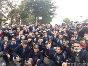 Massa Mahasiswa Salat Asar di Dekat DPR Lalu Foto Bareng Polisi
