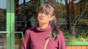 Gaya Santuy Mahasiswi Cantik Viral karena Demo Bawa Mobil Mewah di Surabaya