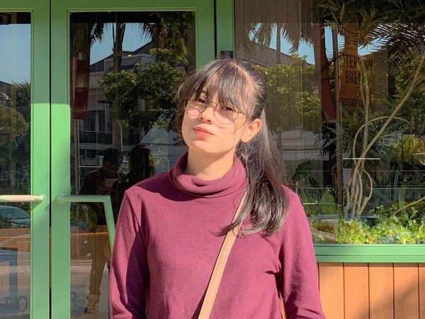 Gaya Santuy Mahasiswi Cantik Viral karena Demo Bawa Mobil Mewah di Surabaya