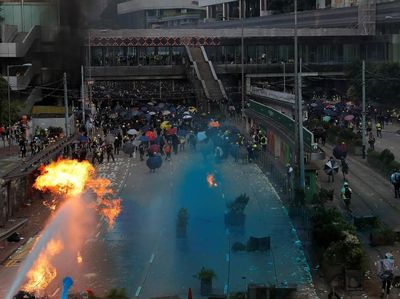 Bentrok Demonstran dan Polisi Warnai HUT ke-70 China di Hong Kong